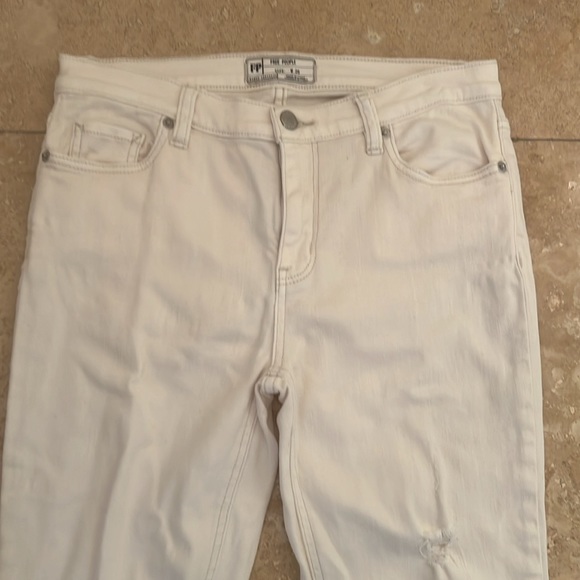 Free People White Stilt Distressed Worn Jeans Size 26 - Picture 3 of 8